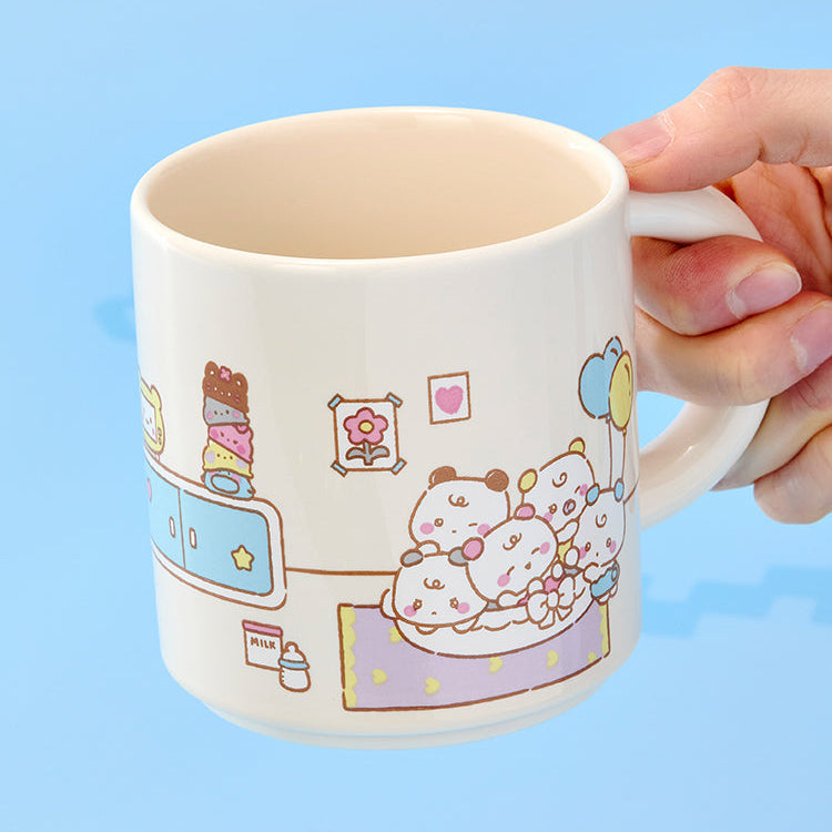 BT21  MMMM BABY Turnaround Mug de la marque BT21, photo rapprochée : main tient la tasse sur fond bleu.