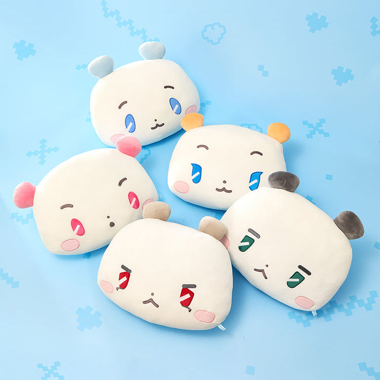 Décris l'image : BT21  MMMM Large Mochi Face Cushion, coussins visages sur fond bleu avec flocons neige.