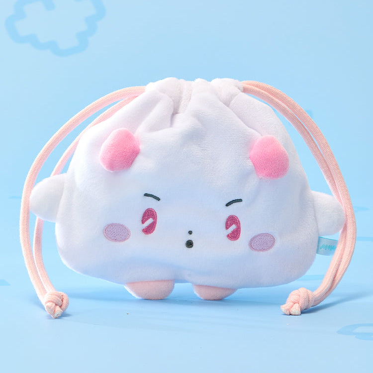 BT21  MMMM String Pouch, poche en tissu peluche avec cordon, visage Koya, sur fond bleu ciel.