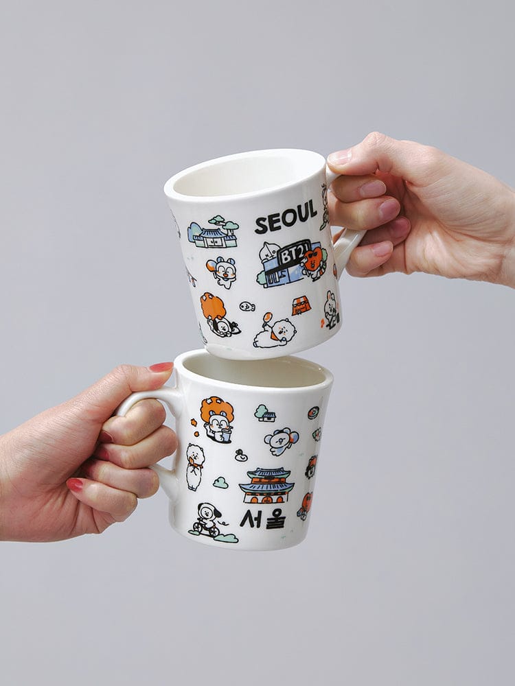 BT21 MUG CUP SEOUL EDITION (11oz) : mug blanc LINE FRIENDS avec personnages BT21, ambiance kawaii, mains tenant les tasses.