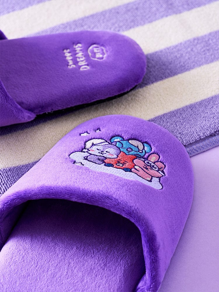BT21 NEW BASIC SWEET DREAMS HOME SLIPPER, chaussons violets LINE FRIENDS BTS, gros plan sur motifs kawaii