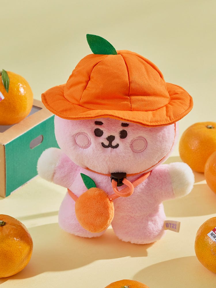 BT21 ORANGE PARTY COSTUME CLOSET - BUCKET HAT SET, peluche orange LINE FRIENDS avec seau/bucket hat sur fond jaune