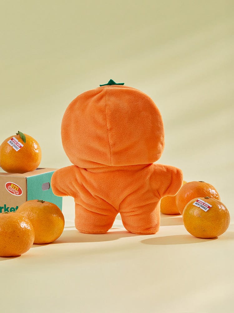 BT21 ORANGE PARTY COSTUME CLOSET - SPACESUIT : peluche orange en combinaison, déco chambre, brand BT21/LINE FRIENDS, fond beige.