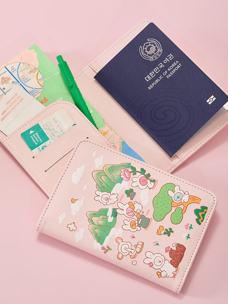 BT21 PASSPORT COVER K-TOKKI LINE FRIENDS sur passeport, couverture de voyage rose, personnages K-TOKKI, accessoires BT21 officiels