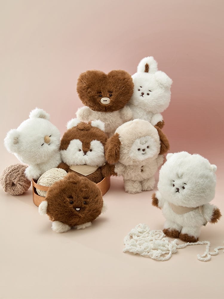 BT21 PLUSH MADE BY RJ : peluches RJ et alpaga Jin BTS, fond beige, photo produit officielle LINE FRIENDS, décor chambre