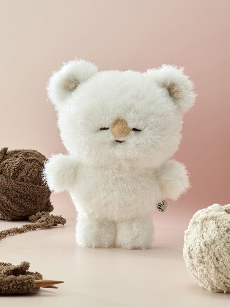 BT21 PLUSH MADE BY RJ, peluche alpaga blanche RJ Jin BTS LINE FRIENDS sur fond beige, douce et décorative
