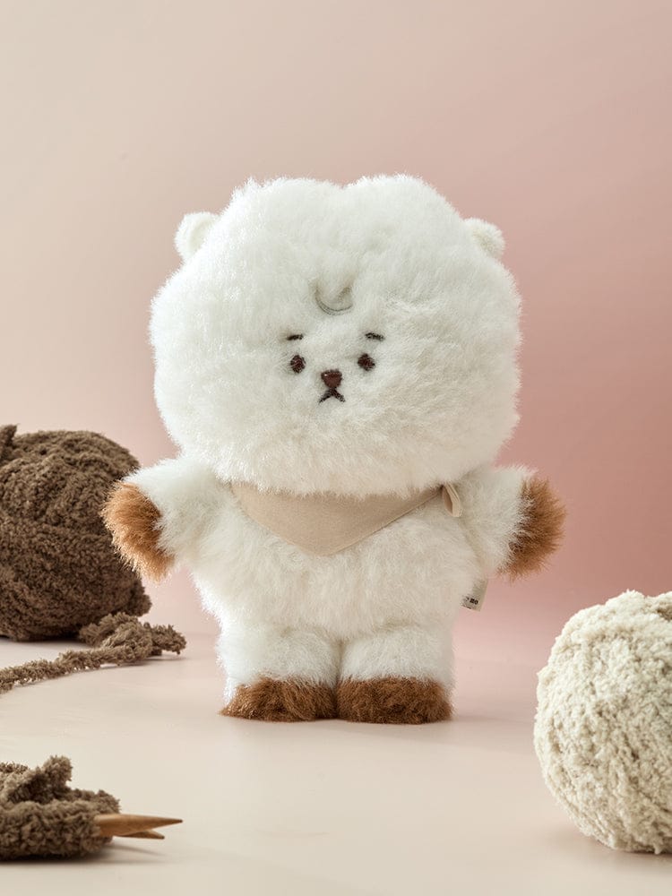BT21 PLUSH MADE BY RJ, peluche alpaga blanche RJ de LINE FRIENDS, sur fond clair, douce et décorative, style BTS