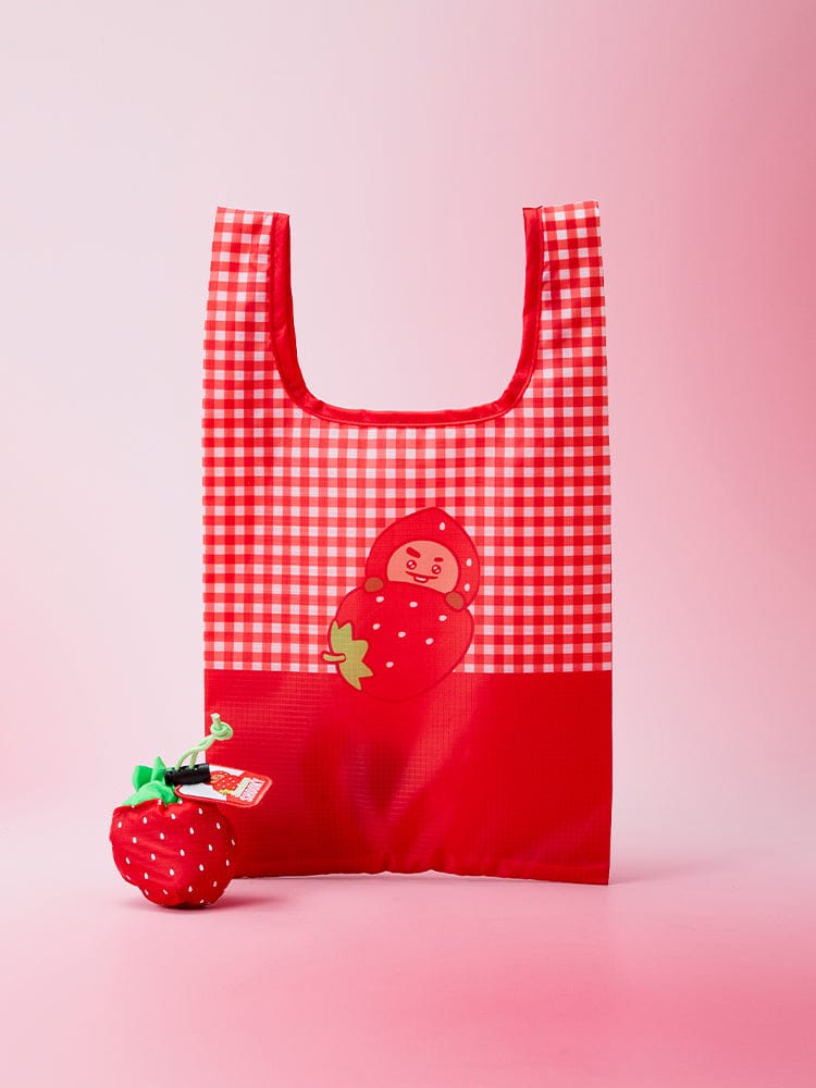 BT21 POUCH MARKET BAG STRAWBERRY PARTY, pochette sac rouge à carreaux avec fraise BT21, fond rose, style marché.