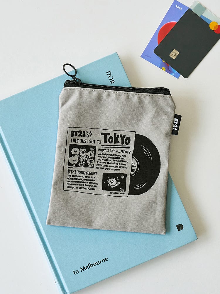 BT21 POUCH TOKYO CITY EDITION de LINE FRIENDS : pochette grise Tokyo avec personnages BT21, sur fond bleu clair.