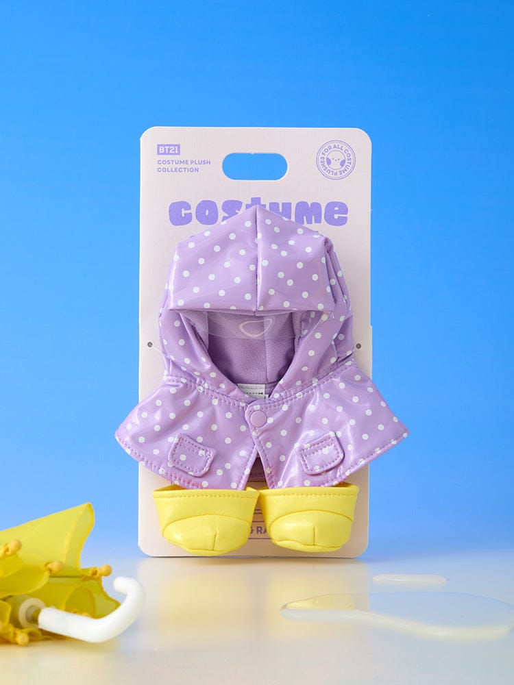 BT21 RAINY DAY CLOSET - RAINCOAT AND RAIN BOOTS, peluche en veste de pluie violette sur fond bleu