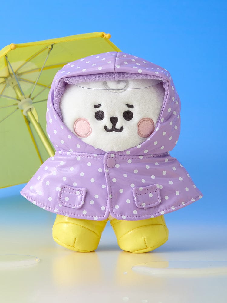 BT21 RAINY DAY CLOSET - RAINCOAT AND RAIN BOOTS : peluche BT21 en imperméable violet sous pluie, décor bleu ciel.