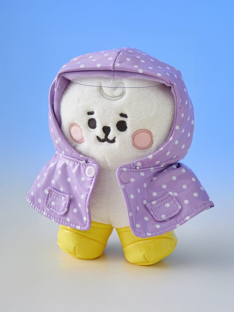 BT21 RAINY DAY CLOSET - RAINCOAT AND RAIN BOOTS : peluche BT21 en imperméable violet, fond ciel bleu, parfait cadeau