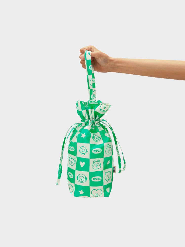 BT21 REUSABLE BOTTLE CARRIER GREEN 2023 F/W TRAVEL ACC. EDITION : sac porte-bouteille vert BT21/LINE FRIENDS en main