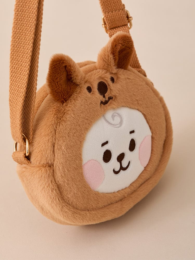 BT21 RJ BABY CROSSBODY BAG FLUFFY, sac croisé peluche alpaga RJ de LINE FRIENDS, style mignon sur fond clair.
