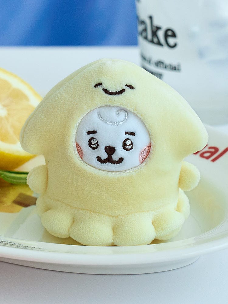 BT21 RJ BABY MINI DOLL OCEAN FRIENDS, peluche officielle LINE FRIENDS alpaga RJ sur assiette, décor bleu océan.