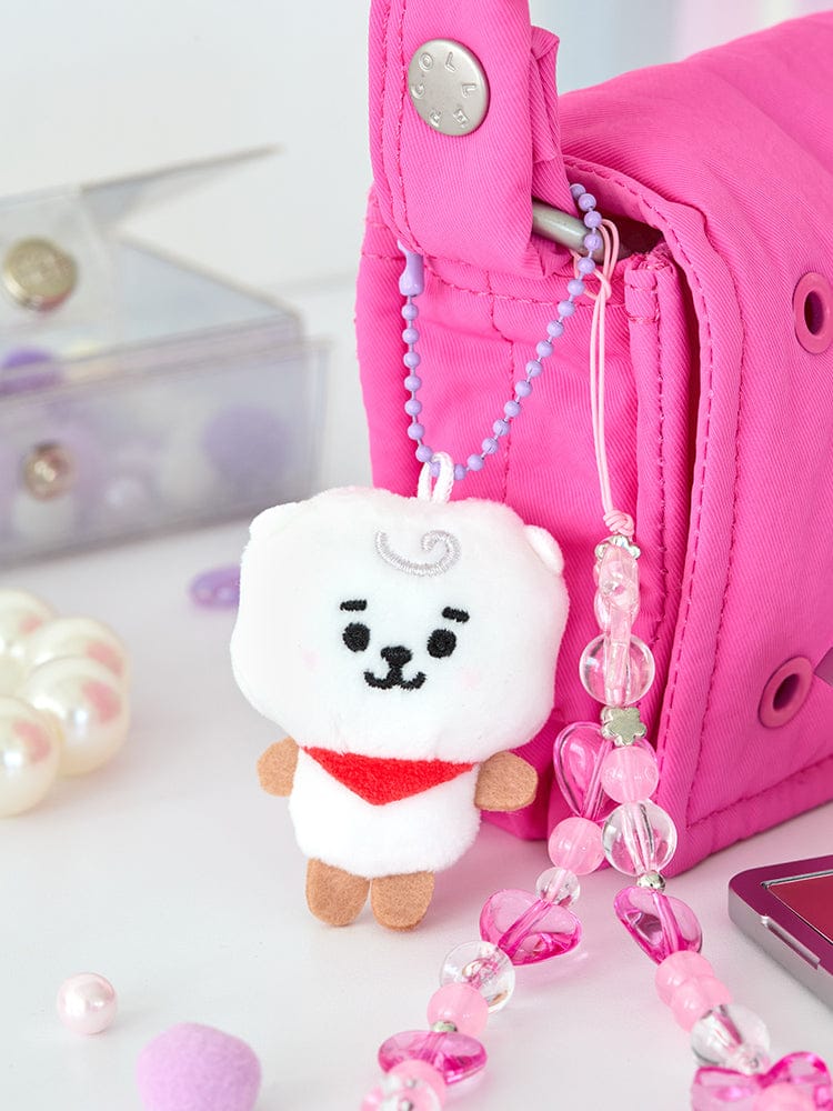 BT21 RJ BABY PEARL PLUSH KEYRING, porte-clés alpaga RJ rose avec perles, près d’un sac et d’accessoires K-pop.