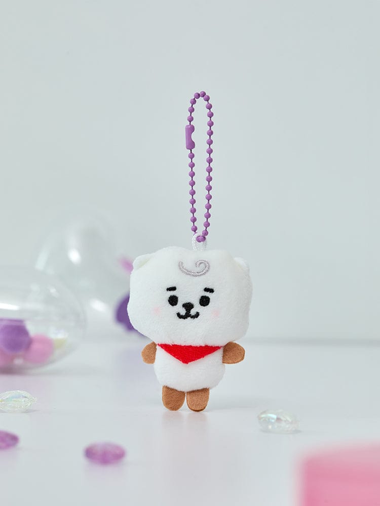 BT21 RJ BABY PEARL PLUSH KEYRING, porte-clés alpaga RJ en peluche blanche avec perles violettes, sur fond clair