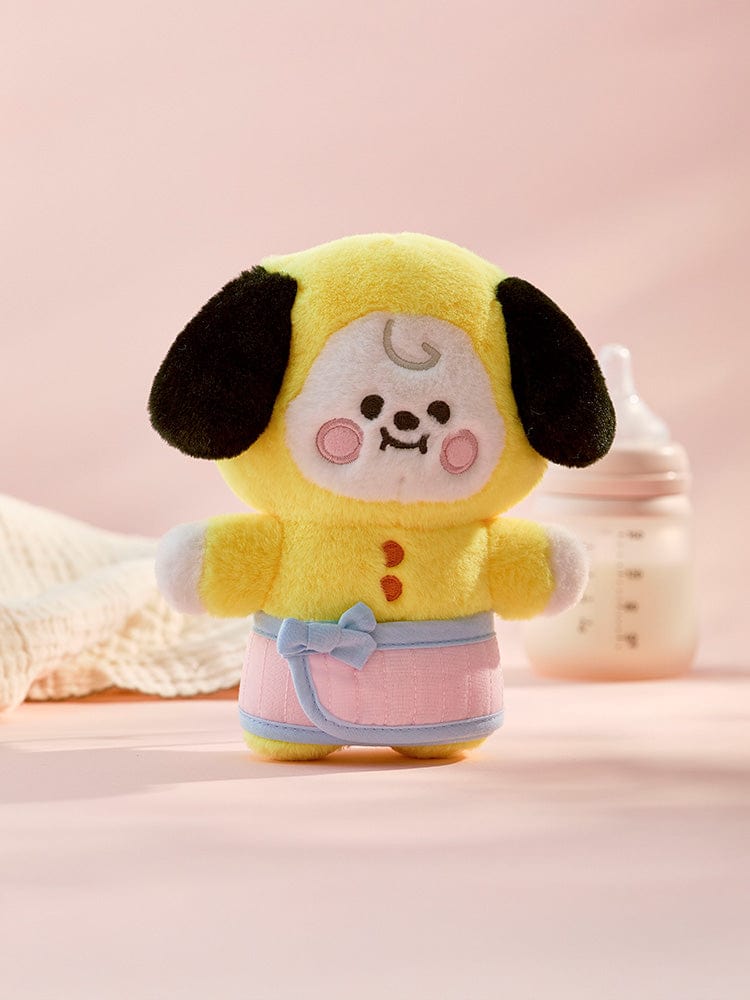 BT21 RJ BABY PLUSH CLOSET - BABY SLING NEWBORN SEASON 2 : peluche RJ alpaga dans un décor bébé, style doux et officiel.