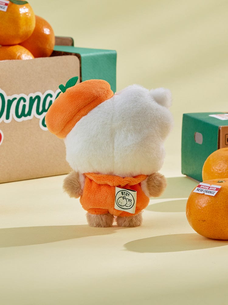 BT21 RJ BABY PLUSH ORANGE PARTY : peluche officielle LINE FRIENDS d’un alpaga RJ orange, décor bureau avec boîte orange.