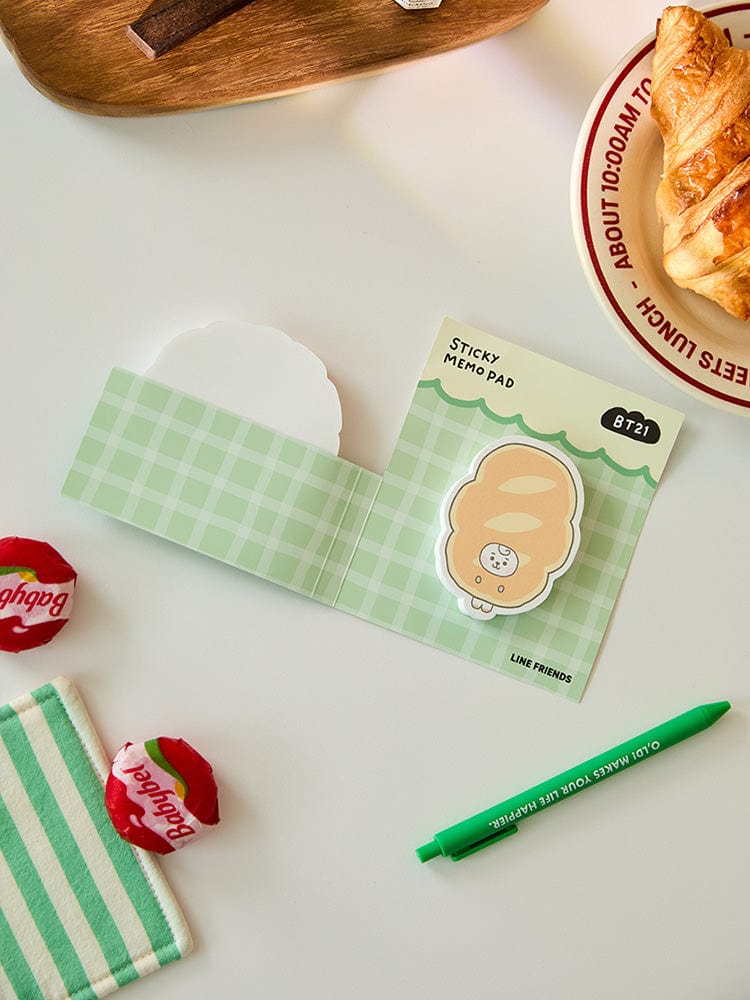 BT21 RJ BABY STICKY MEMO NOTEPADS BAKERY SHOP : mémo autocollant LINE FRIENDS RJ sur fond cuisine, près d’un marque-page