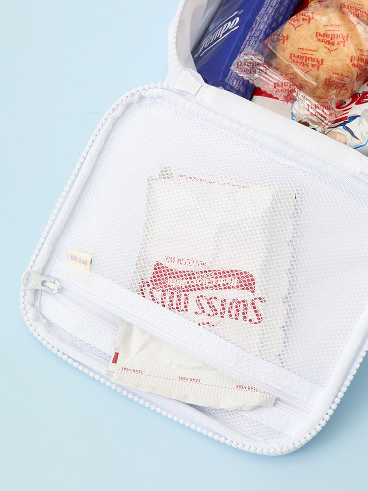 BT21 RJ BASIC MULTI POUCH (M) de LINE FRIENDS, pochette multipoche blanche avec alpaga RJ, vue intérieure sur fond clair.