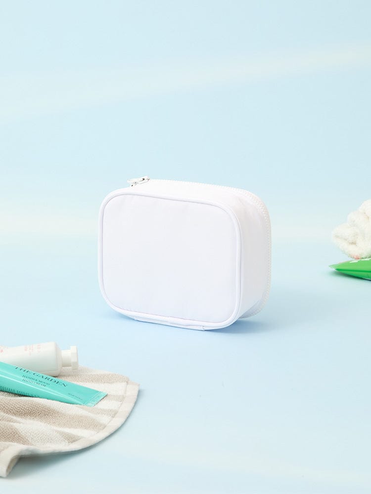BT21 RJ BASIC MULTI POUCH (S) LINE FRIENDS : petite pochette blanche RJ alpaga, sur fond bleu ciel, style quotidien.