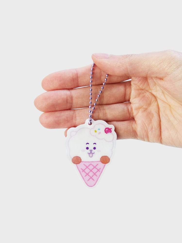 BT21 RJ LENTICULAR 3D KEYRING ON THE CLOUD EDITION, porte-clés officiel LINE FRIENDS, main tenant le pendentif sur fond clair.