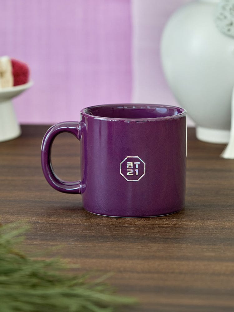 BT21 RJ Premium K Edition Mother-of-pearl Graphic Mug (320ml) de LINE FRIENDS, tasse violette kawaii RJ sur table.