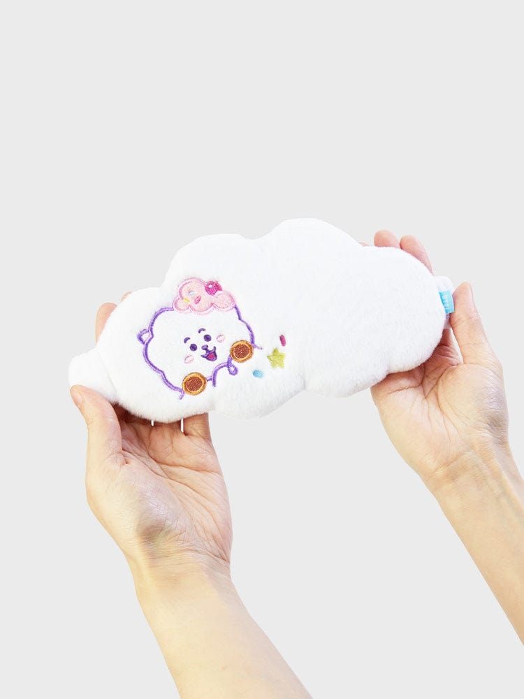 BT21 RJ SLEEP SHADE ON THE CLOUD EDITION, coussin nuage kawaii officiel LINE FRIENDS, mains tenant la peluche RJ.