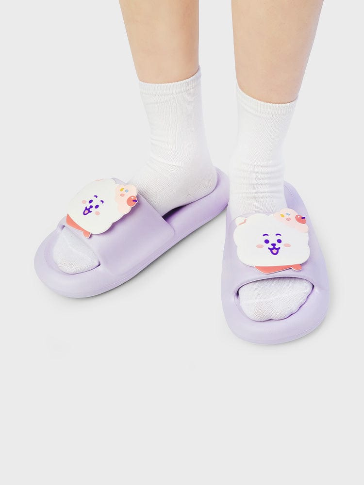 BT21 RJ SLIPPERS ON THE CLOUD EDITION : chaussons officiels LINE FRIENDS lilas avec RJ alpaga, portés sur pieds, ambiance kawaii.
