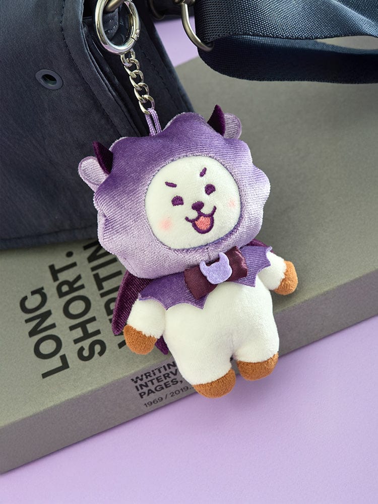 BT21 RJ VILLAIN PLUSH KEYRING ANGEL & VILLAIN, porte-clés alpaga RJ violet sur sac noir, contexte K-pop LINE FRIENDS