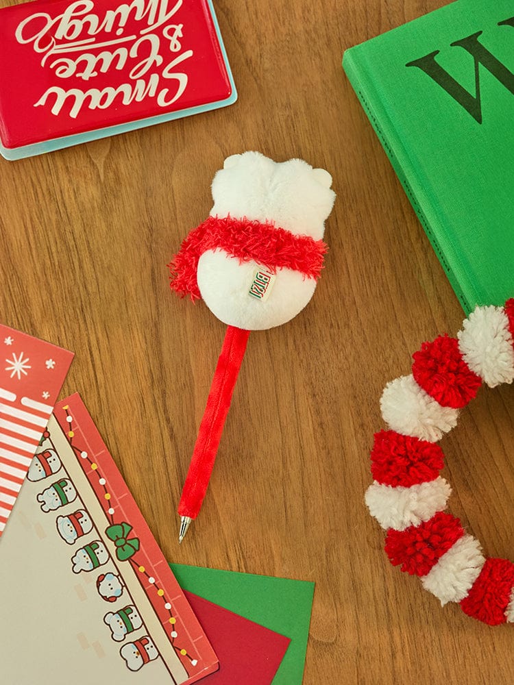 BT21 RJ mini minini SNOWMAN PLUSH GEL PEN PETITE HOLIDAY : stylo peluche RJ bonhomme de neige sur table bois, ambiance fête.