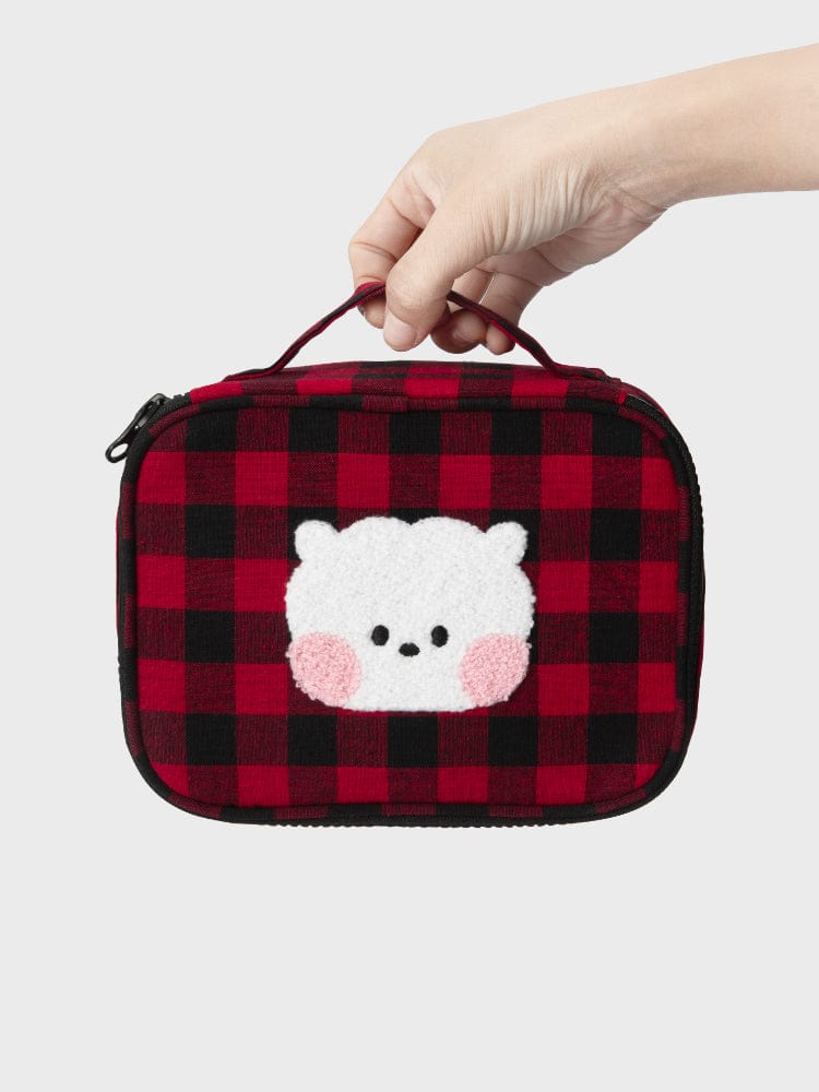 BT21 RJ minini CHECKERED POUCH BASIC : pochette à carreaux rouge et noire avec alpaga RJ, main qui la tient, fond clair.