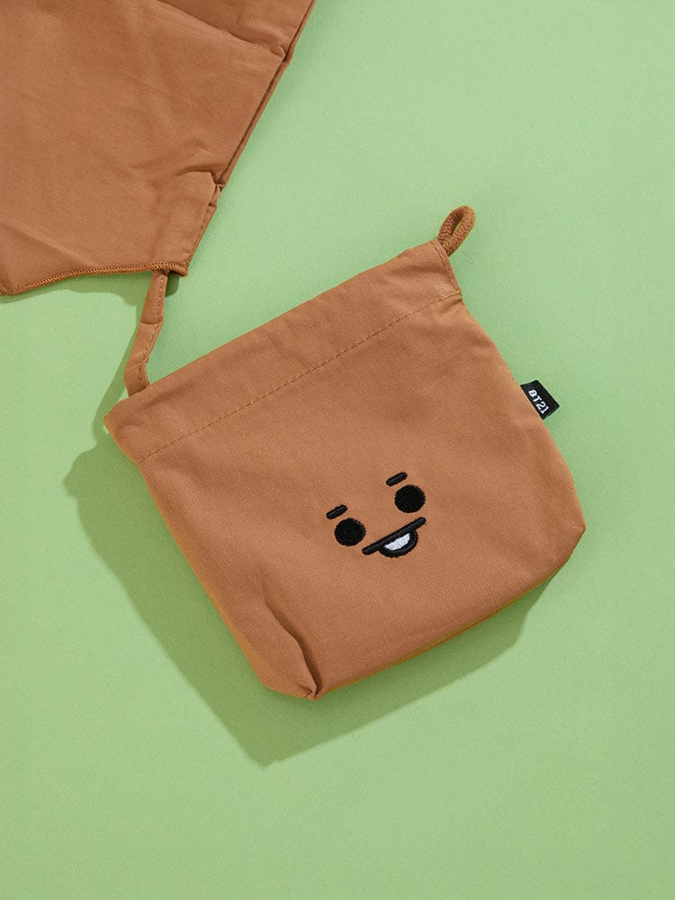 BT21 SHOOKY BABY BASIC ECO BAG de LINE FRIENDS, pochette éco en tissu marron avec SHOOKY sur fond vert.