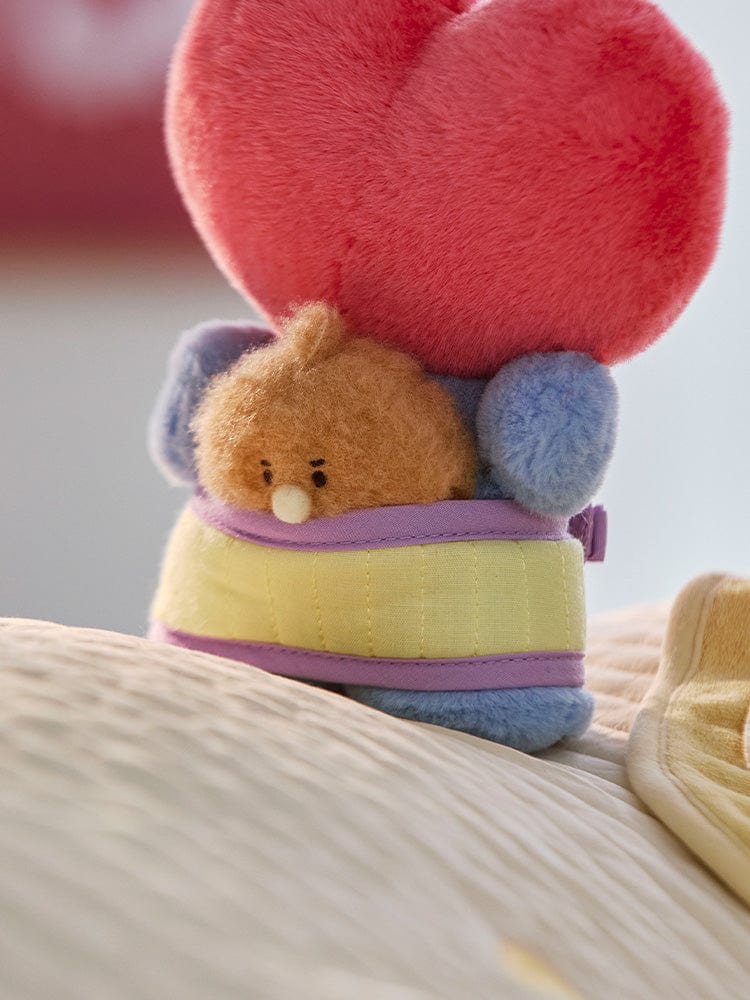 BT21 SHOOKY BABY PLUSH CLOSET - BABY SLING NEWBORN SEASON 2 : peluche SHOOKY en forme de coussin, sur lit.