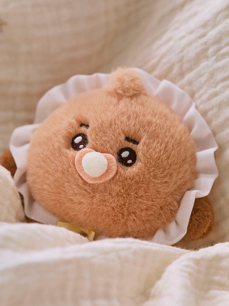 BT21 SHOOKY BABY PLUSH NEWBORN SEASON 2 : peluche officielle Shooky sur lit, tissu doux blanc, ambiance chambre.