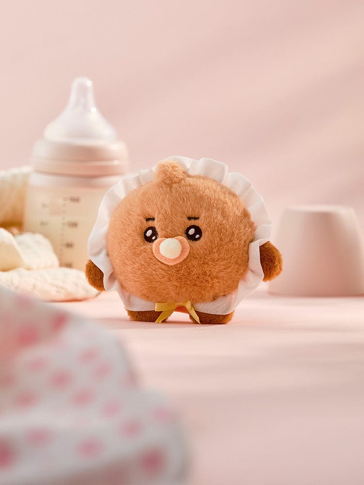 BT21 SHOOKY BABY PLUSH NEWBORN SEASON 2 peluche officielle Shooky Suga, sur lit bébé près biberon et décor chambre.