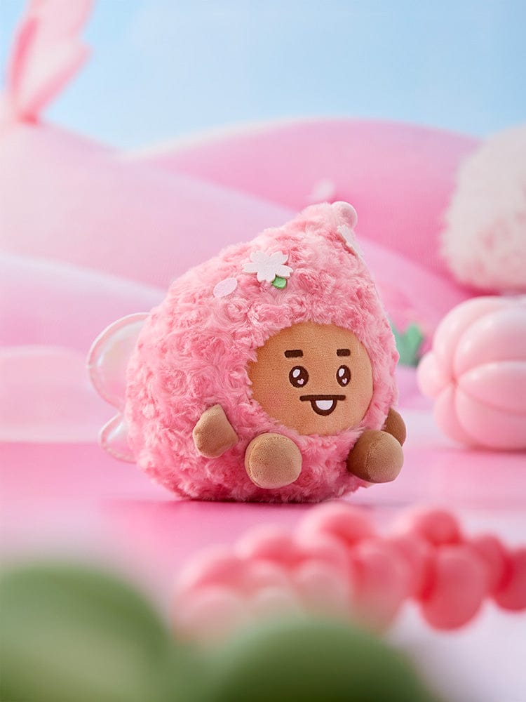 BT21 SHOOKY BABY SITTING PLUSH SPRING FAIRY : peluche officielle SHOOKY rose assise, décor printemps, sur fond rose doux.
