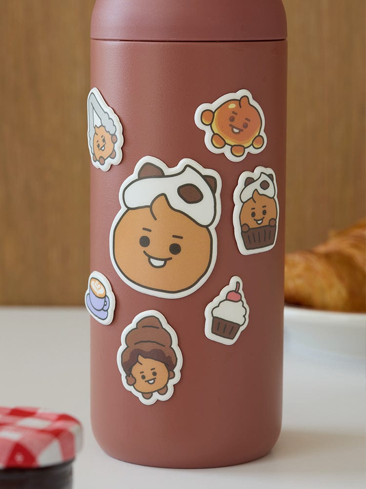 BT21 SHOOKY BABY STICKERS BAKERY SHOP : autocollants BT21 SHOOKY sur thermos rose, contexte papeterie et cuisine