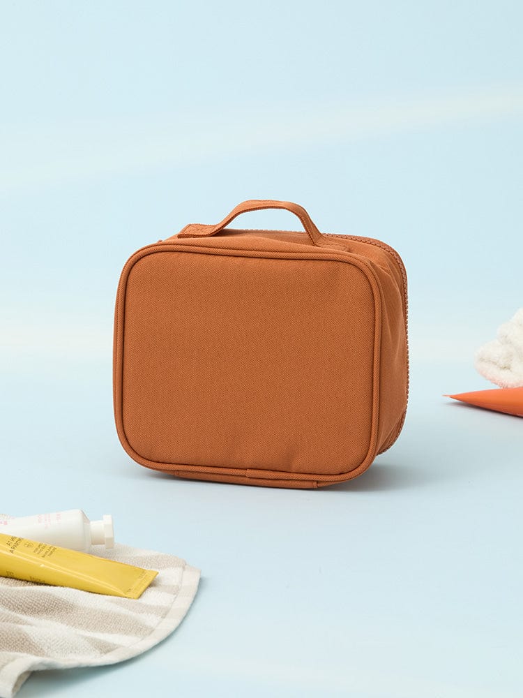 BT21 SHOOKY BASIC MULTI POUCH (M) LINE FRIENDS : pochette orange avec dessin SHOOKY, sur fond ciel bleu clair.