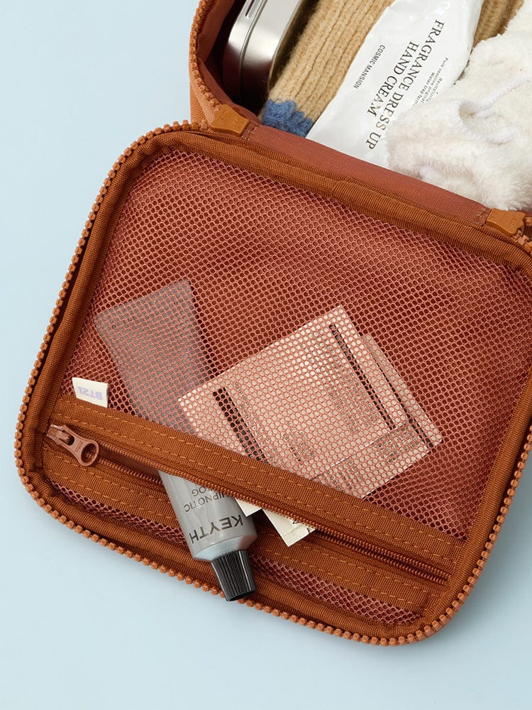 BT21 SHOOKY BASIC MULTI POUCH (M) LINE FRIENDS : pochette multi-compartiments Shooky, ouverte sur accessoire, fond bleu