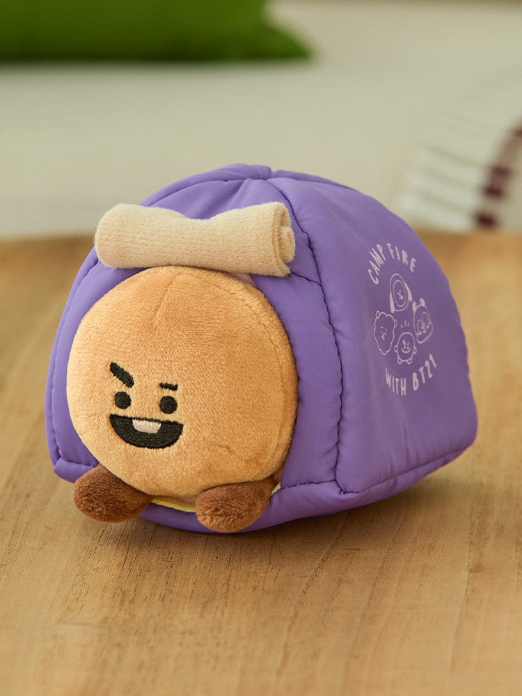 BT21 SHOOKY DOLL CAMPFIRE peluche SHOOKY LINE FRIENDS, petit biscuit, posée sur table avec arrière-plan chambre