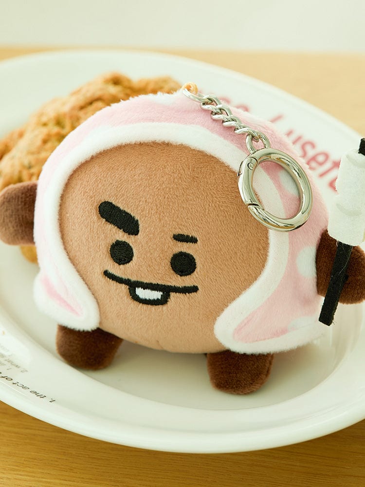 BT21 SHOOKY DOLL KEYRING CAMPFIRE, porte-clés officiel LINE FRIENDS en peluche SHOOKY sur assiette blanche.