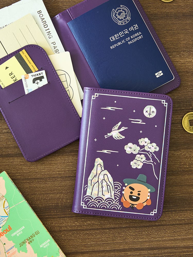 BT21 SHOOKY Premium K Edition Mother-of-pearl Graphic Passport Case LINE FRIENDS sur table, style voyage avec passeports violet