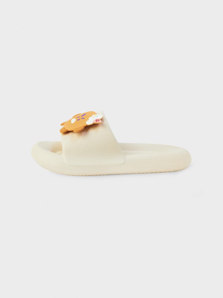 BT21 SHOOKY SLIPPERS ON THE CLOUD EDITION, chaussons officiels LINE FRIENDS avec motif SHOOKY biscuit sur fond clair.