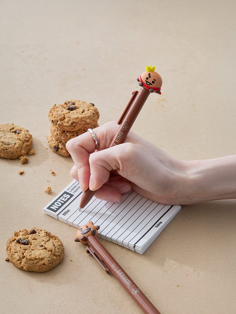 BT21 SHOOKY THE KING FIGURE PEN officiel LINE FRIENDS : stylo figurine SHOOKY sur carnet, biscuits et main en train d’écrire