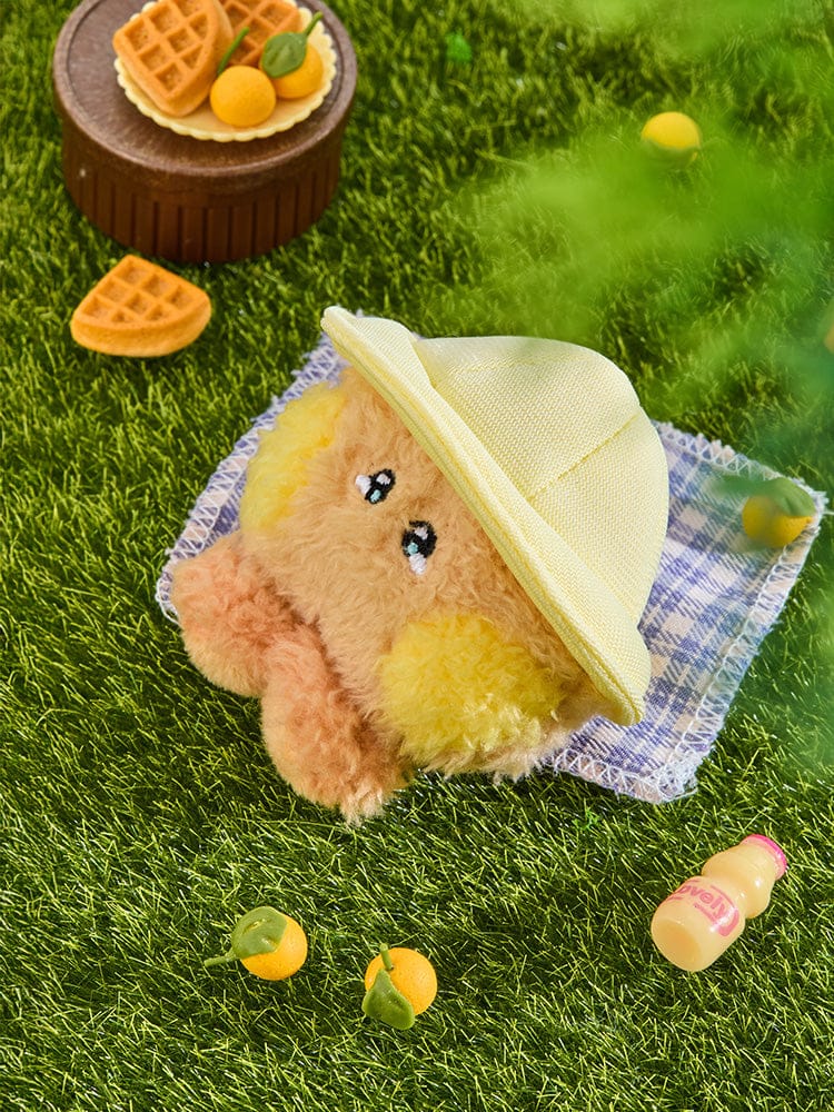 BT21 SHOOKY mini minini PLUSH PICNIC MATE : peluche SHOOKY sur un tapis d’herbe, panier et biscuits en pique-nique.