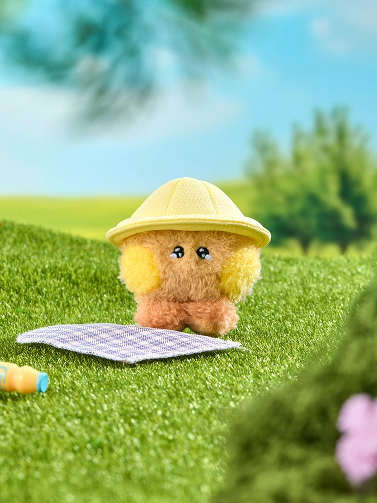 BT21 SHOOKY mini minini PLUSH PICNIC MATE, peluche SHOOKY sur nappe à pique-nique, décor jardin vert au soleil