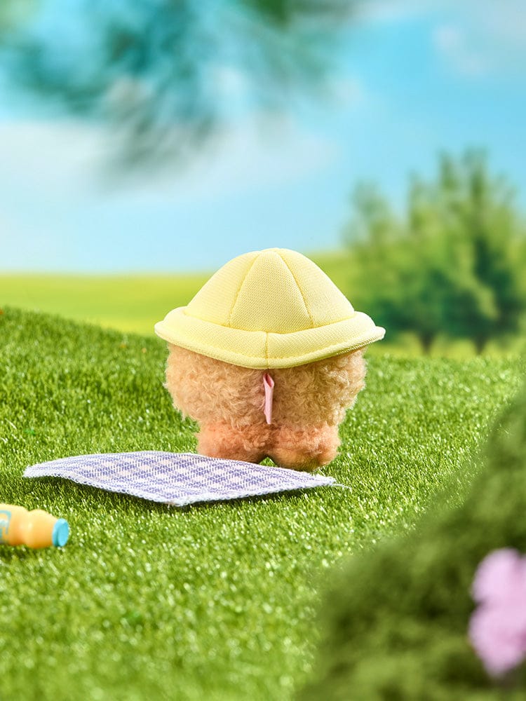 BT21 SHOOKY mini minini PLUSH PICNIC MATE : peluche SHOOKY sur une couverture de pique-nique, décor vert printanier