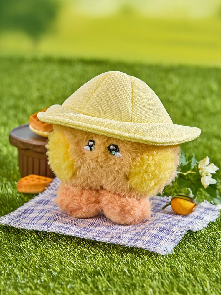 BT21 SHOOKY mini minini PLUSH PICNIC MATE : peluche Shooky en petit pique-nique sur nappe, pelouse verte, style doux.